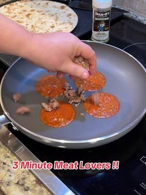 3 Minute Meat Lovers Pizza 🔥                  #Pizza #MeatLovers #PartyPlates #DanosPartner 