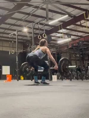 Getting reacquainted with 95 lb snatches… been a bit of a mental hang up lately in metcons. 🐿️ #snatch #powersnatch #weightlifting #crossfit #girlswholift #metcon #snatches #shuttleruns #musclemommy #mastersathlete