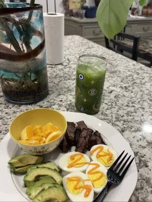 Dios en mi vida has sido bueno. 🙌🏻 #healthybreakfast #highprotreinbreakfast #highprotein #steakandeggs #carnivorebreakfast #greenjuice #saludable #almuerzosaludable #altoenproteina 