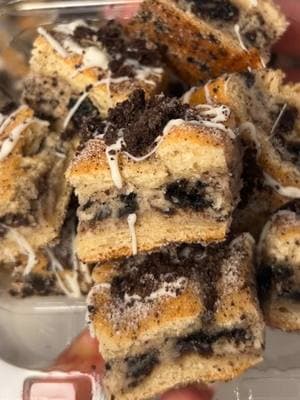 Oreo Cheesecake Bites. Super easy and so fun to make 🥰🖤 #churrocheesecakebites #oreocheesecake #cheesecakebites #cookiesandcreamcheesecake #cookiesncream #EasyRecipe #bakingtiktok #smallbusinessbakery #creatorsearchinsights 