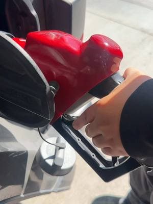 Showing Logan how to pump gas🤣🤣🤣 @𝐄𝐯𝐞𝐥𝐲𝐧♛ #MomsofTikTok #momlife #momlifebelike #teenagersbelike #teensbelike #teenlife #sonsoftiktok #teensoftiktok #pumpinggas 