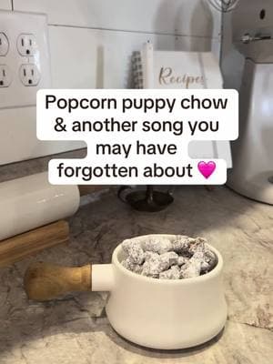 Early 2000’s country 🥹🫶🏼 #puppychow #popcorn #popcornpuppychow #Recipe #kennychesney 