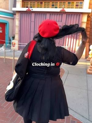 Some say she’s employee of the month 😌♥️ credit to @Kevin 🤠 #disneyland #distok #toontown #mickeymouse #justgirlythings #fyp #fypシ 