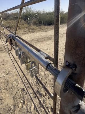 Candado nuevo para la puerta 🔒  - - - -  #gate #lock #rancho #zapata #tx