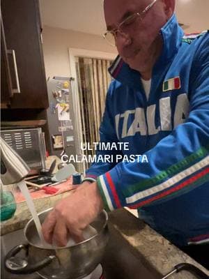 bet you’ve never seen this one before #italiano #italianfood #dinnerwithme #italianmom #italiandad #cookingvideo #cookingvlog #calamari #napoletano  #seafoodpasta #calamaripasta #pastabowl #pastadish #familytime #cookingpasta #pastarecipe#orrechiette #aglioeolio 