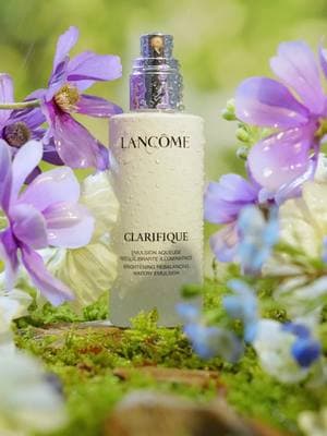 How to create this nature-inspired shot of cosmetic advertisement？ ☀Using soft and natural light to highlight the product. 💐🌿Surrounded it with natural elements like flowers and moss for an elegant, organic look. Lit by GVM PD60B #gvmled #pd60b #photography #photographer #videolight #monolight #photographylights #camera #studiophotography #studiolighting #studiophotography #advertisingphotography #cinematography #ledlights #videoproduction 