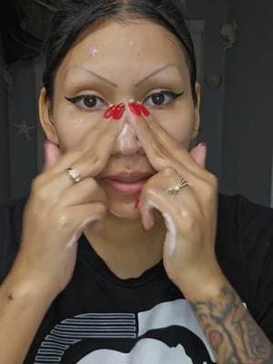 🫣I look a mess I have insomnia🙃  #grwm #alistateconmigo #mexicana #chicana #latina #makeup #maquillaje #Eyeliner #lipliner #eyebrows #cejas #tatted #tattoo #face #skincare #anua #kbeauty #antiaging #facewash #washing #doublecleansing #pimples #pores #espinillas 