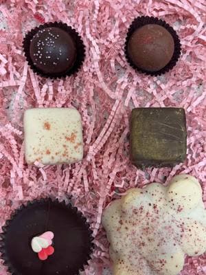 Chocolate is always in season! 🍫✨ Treat yourself to our new flavors like Strawberry Caramel, Blueberry Açaí Truffle, and our Red Velvet Bear. Because every day deserves something sweet. 💕  #TreatYourself #ChocolateBliss #palmscrossingshoppingcenter #exploremcallen #mcallenchamberofcommerce #rmcfrgvfan #RMCF #rmfclaplaza #rmcfvalentines