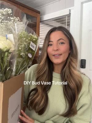 start to finish DIY Bud vase tutorial!!! IMO Bud vases are so beginner friendly and no real floral design experience is needed once you have your “recipe” 🌸🌷🌻💐 #diywedding #diyweddingflowers #weddingflowers #weddingflowerideas #weddingflorals #budvase #budvases #tutorial #howto #diyflower #eventflowers #traderjoes #traderjoesflowers 