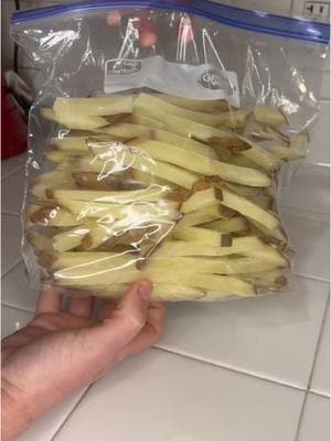 Frozen French fries. Start out by washing and cutting your potatoes into French fries. Once cut, place in an ice bath for 10 minutes. While in the ice bath, boil a large pot of water. After the 10 minutes, place your fries in the boiling water. Blanch for 3-5 minutes. After blanching, place in another ice bath for 10 minutes. After the 10 minutes, remove fries and place on a towel to pat dry. Once dry, place on a baking sheet to flash freeze. Place fries in a single layer and freeze for 2 hours. Once frozen, place your fries in bags. Now how to bake?? Place your frozen French fries on a baking sheet, spray with oil (I like avocado) and your preferred seasonings. Bake at 450 for 25-30 minutes or until desired crispiness - making sure to flip every now and again. And just like that, we made homemade frozen French fries. #nospend #budget #budgeting #baking #cooking #madefromscratch #homemade #homemadefood #ingredientsonly #homemaker #homestead #simpleliving #foodpreservation #vacuumseal #freezer #deepfreezer #kitchenrestock #preservingfood #freezerstash #mealplanning #mealprepping #homemadekitchenrestock #hacks #KitchenHacks #kitchenstaples #homemadecooking #freezingfood #freezermeals