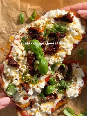 full recipe below! This Viral Pizza Cottage Cheese Toast might just be the best thing I’ve ever eaten. Crispy, cheesy, and packed with flavor—you need to try this! Makes 1 piece of toast 🍞🍕 	•1/4 cup cottage cheese (I used low-fat Good Culture) 	•1 slice sourdough 	•2 tbsp Rao’s Marinara, warmed 	•1 tbsp butter 	•1-2 tbsp sun-dried tomatoes 	•1 tsp sun-dried tomato oil 	•1-2 tsp hot honey 	•Italian seasoning, salt & pepper to taste 	•Fresh basil #pizzatoast #FoodieFavorites #QuickMeals #HealthyEating #EasyRecipes #CleanEating #ComfortFood #RecipeInspo #sourdough #breakfast #breakfastideas #sourdougbread