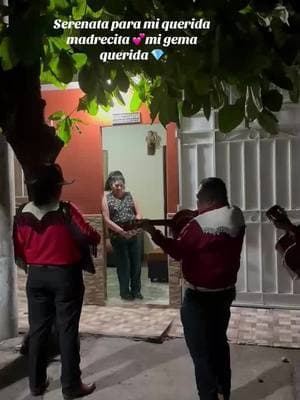 Serenata para mi querida madre 💕#elsalvador🇸🇻 #elsalvadorvacation #gema #serenata 