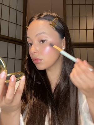 I’ve been loving a glowy look ❄️🤍 using @Diorbeauty backstage glow face palette. I used the pink and white shade from palette 001 #highlighter #diorbackstage #diorbeauty #glittermakeup #powderhighlighter #brightlight #diorhighlighter 